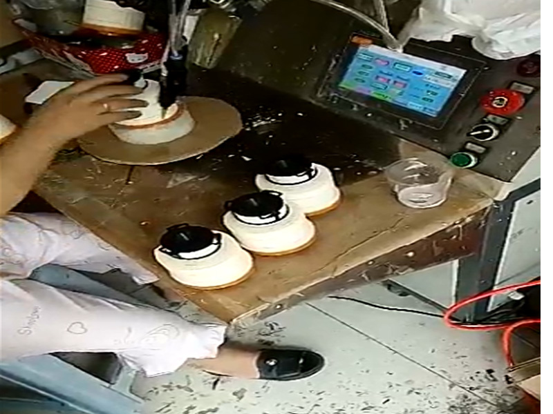 卷紙芯單工位轉(zhuǎn)盤打膠機視頻