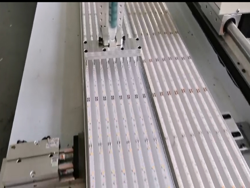 5M/燈條燈帶自動滴膠機(jī)（八頭）視頻