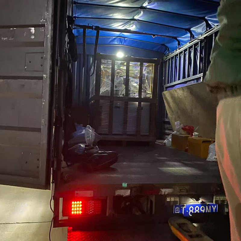 湖南郴州客戶注意了！你的3臺(tái)落地式灌膠機(jī)已經(jīng)裝車出貨了